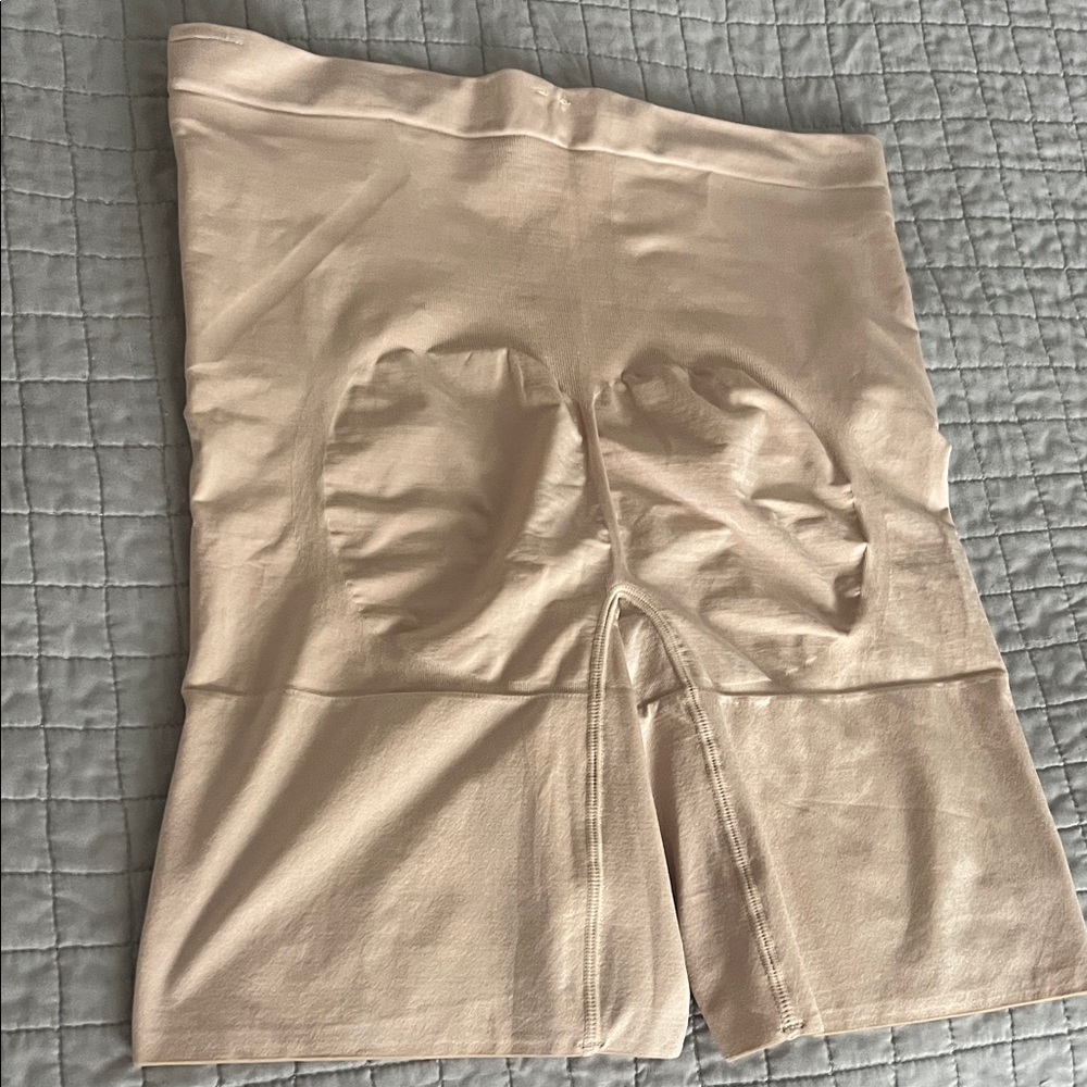 SPANX Mide-thigh short - Picture 3 of 9
